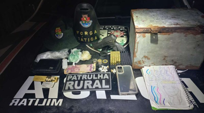 PMCE prende homem e apreende pistola e drogas em Baturité