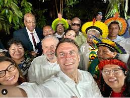 Camisas de futebol, selfie ‘unidos pela Amazônia’ e anúncio de bilhões em investimentos: o primeiro dia de Macron no Brasil