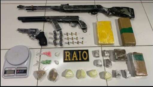 Em Morrinhos, CPRAIO apreende três armas e mais de 3kg de drogas em casa abandonada