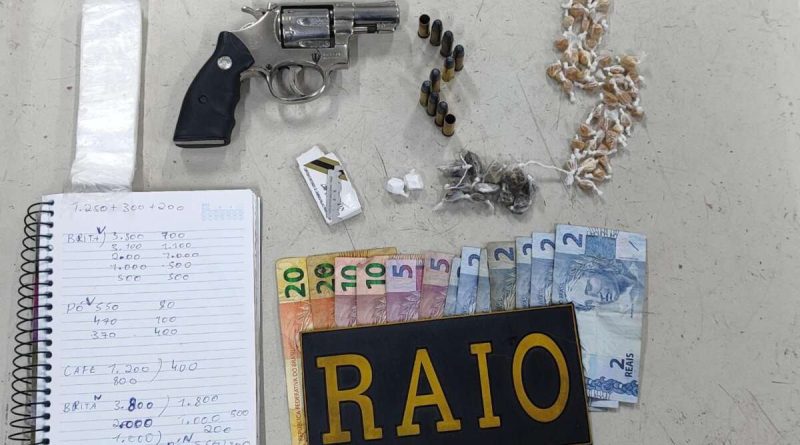 Após ocorrência de disparos em via pública, PMCE prende suspeito com arma e drogas em Capistrano