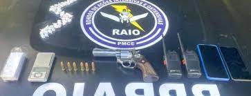 PMCE apreende submetralhadora, cinco revólveres e porção de maconha em Miraíma; três suspeitos são presos